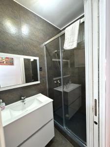 巴塞罗那卡尔德欧雷萨公寓的带淋浴、盥洗盆和卫生间的浴室