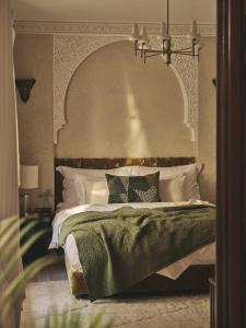 马拉喀什IZZA Marrakech的一间卧室配有一张大床和大床头板