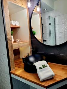 波罗宁HAFCIK Apartamenty przyjazne dzieciom的浴室设有黑椅子和镜子