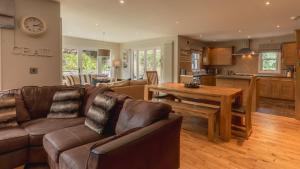 克雷尔Garden Cottage, Crail的客厅配有沙发和桌子