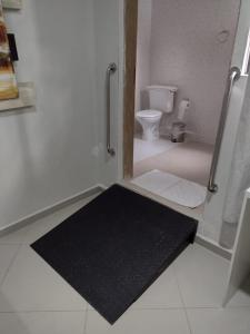 迈里波朗Pousada TOP的一间带卫生间和黑色地毯的浴室