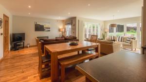 克雷尔Garden Cottage, Crail的客厅配有桌子和沙发