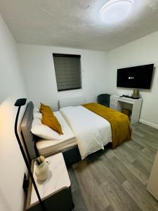 珀弗利特Ensuite Luxury Bedroom In Purfleet的一间卧室配有一张大床和电视