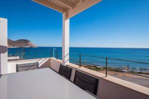 圣何塞Calilla de San José的阳台配有桌子,享有海景。