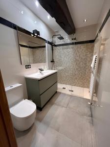 莱萨卡Apto ElizaG-1的浴室配有卫生间、盥洗盆和淋浴。