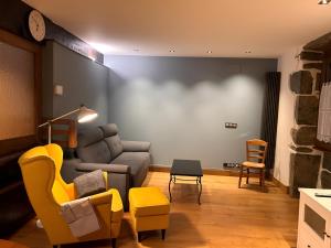 莱萨卡Apto ElizaG-1的带沙发和黄色椅子的客厅