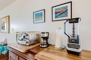 维雷亚Hale Li'ili'i at Keawakapu #201的厨房柜台配有搅拌机和烤面包机