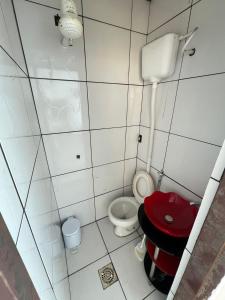 大坎普Pousada Hostel Sideral的一间带卫生间和红色座椅的小浴室