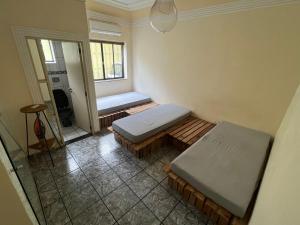 大坎普Pousada Hostel Sideral的客房设有两张床和窗户。