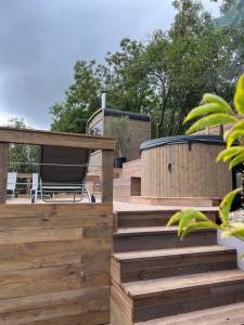 BozioruTinutul Luanei Glamping Resort的木制甲板设有热水浴池和spa