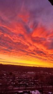 布赖滕布伦Pension Berghof的天空中红色的日落