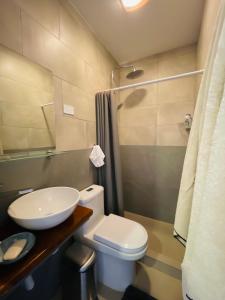 Playa NegraPrivate Room Playa Negra的浴室配有卫生间、盥洗盆和淋浴。