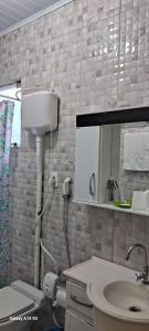 圣加布里埃尔Pousada M&J的一间带水槽、卫生间和镜子的浴室