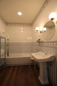 比索达雷加The Pine House的带浴缸、水槽和镜子的浴室