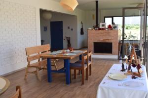 卢汉德库约Villa Mendotza的一间配备有蓝色桌子和椅子的用餐室