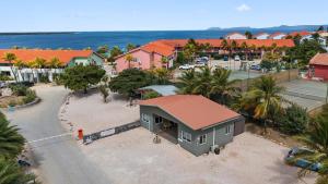 克拉伦代克Sand Dollar Bonaire的享有带网球场的房屋的空中景致