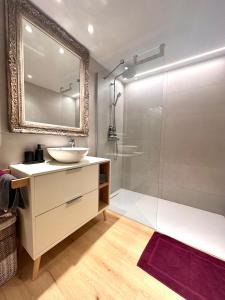 卡斯特尔德费尔斯Villa Bella Vista的浴室配有盥洗盆和带镜子的淋浴