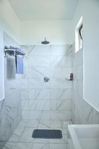 VipingoMonarch Villas - Kilifi的带淋浴和盥洗盆的白色浴室