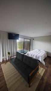 圣若热岛Vila Natur的一间大卧室,配有一张床和一张沙发