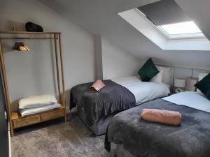 伦敦20 mins to central London, Stylish sky views 2 bed的一间卧室设有两张单人床和一面镜子