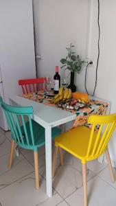 洛斯·亚诺斯·德·阿里丹Las cerezas的一张桌子,两把椅子,一张桌子,上面放香蕉