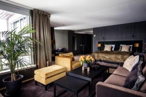 RømskogRømskog Spa & Resort - Unike Hoteller的客厅配有沙发和1张床