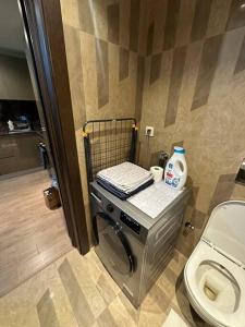 伊斯坦布尔Merkezi, havuzlu, lüx site içerisinde komförlü homeoffice的一间小浴室,内设卫生间