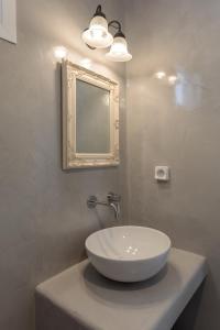 阿彻奇洛斯阿纳斯塔西娅花园酒店的浴室设有白色水槽和镜子