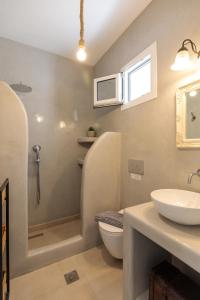 阿彻奇洛斯阿纳斯塔西娅花园酒店的一间带卫生间和水槽的浴室