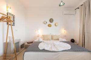 阿彻奇洛斯阿纳斯塔西娅花园酒店的一间白色客房内配有一张大床的卧室
