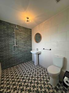 利默里克Moig Lodge - 7 Double Bedroom Barn Conversion的一间带卫生间和水槽的浴室