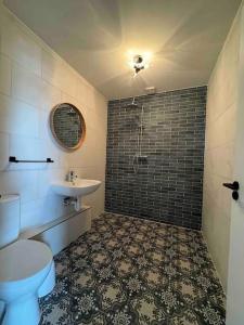 利默里克Moig Lodge - 7 Double Bedroom Barn Conversion的浴室配有卫生间、盥洗盆和淋浴。