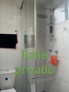 马尼萨莱斯Bhospedaje的带淋浴、卫生间和淋浴的浴室