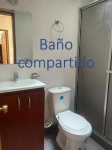 马尼萨莱斯Bhospedaje的浴室配有白色卫生间和盥洗盆。