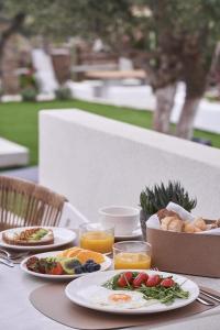 圣彼得罗斯埃利亚酒店的餐桌,带食物盘和橙汁杯
