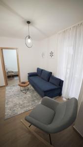 亚霍里纳Madulo apartman的客厅配有蓝色的沙发和镜子