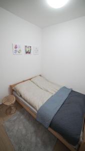 亚霍里纳Madulo apartman的一间卧室配有一张带蓝色毯子的床