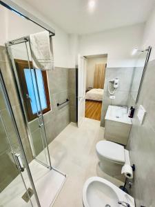 莱切Suite San Biagio的带淋浴、卫生间和盥洗盆的浴室