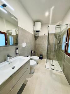 莱切Suite San Biagio的浴室配有卫生间、盥洗盆和淋浴。