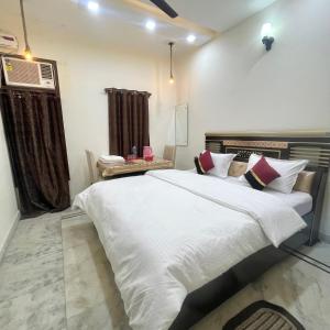 阿姆利则Homestay Comforts 500m from Amritsar Airport的卧室配有一张白色大床