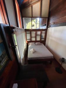 别霍港Perla Negra Beachfront的小房间设有两张床和窗户