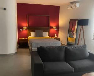 瓜达拉哈拉Hotel Boutique Abad的酒店客房,配有床和沙发