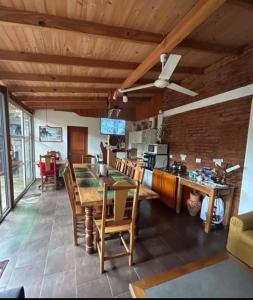 伊瓜苏港伊瓜苏港口酒店的厨房以及带桌椅的用餐室。