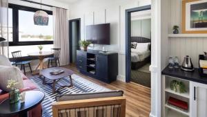 默塞德El Capitan Hotel的客厅配有沙发和一张位于房间的床