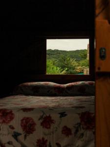 邦比尼亚斯Valhalla Glamping House的一间卧室设有一张床和一个美景窗户。