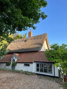 萨德伯里Forge Cottage Suffolk的白色的茅草屋顶房屋