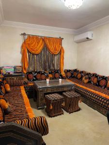 马拉喀什Kech Days appartement près de l'aéroport的客厅配有沙发和桌子