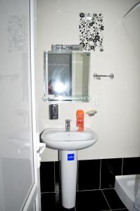 库塔伊西Hotel Okriba的浴室设有白色水槽和镜子