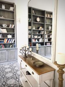 旺斯Le Jardin D'Elma的更衣室配有镜子和桌子