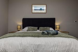 南布温Beach Front Getaway - Luxury Apt with Large Garden的一间卧室配有一张大床和两个枕头